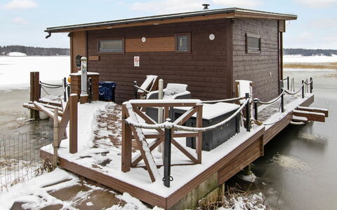 Sauna Boat Haikara: Vindue, Facade, Arkitektur, Dør, Hjem, Estate, Mansion, Skydevindue, Altan, Villa