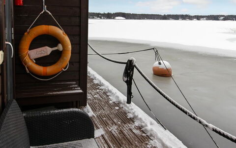 Sauna Boat Haikara: Vindue, Facade, Arkitektur, Dør, Hjem, Estate, Mansion, Skydevindue, Altan, Villa