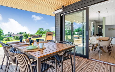 Arjuna - 750M from the Sea: Træ, Hjem, Veranda, Dæk, Hårdttræ, Tag, Bejdse, Trægulve, Eco Hotel