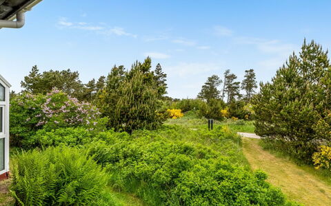 Kaare - 250M from the Sea: Møbel, Udendørs Møbler, Bordservice, Bord, Drinkware, Stol, Udendørs Bord, Mad, Flaske