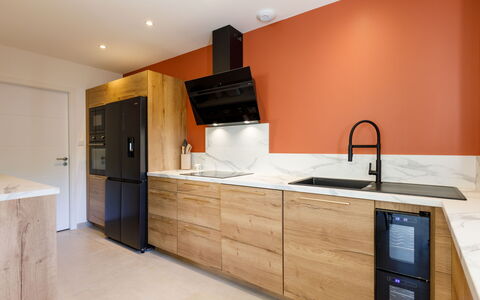 Ohana: Møbel, Gulvbelægning, Cabinetry, Countertop, Indretning, Træ, Køkken, Etage, Køkken Apparat, Trægulve