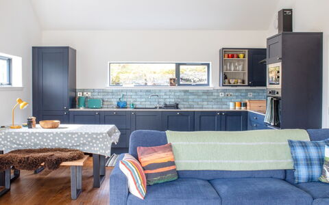 Tigh Na Allt: Møbel, Indretning, Gulvbelægning, Køkken, Træ, Loft, Etage, Værelse, Cabinetry, Belysning