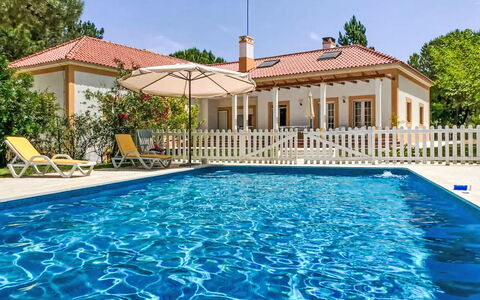 Ua 25- Pine Villa: Svømmepøl, Boligområde, Hjem, Hus, Estate, Veranda, Udvej, Eco Hotel, Hacienda, Villa