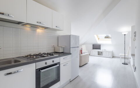Meina 150: Gulvbelægning, Etage, Loft, Indretning, Køkken, Møbel, Større Bandage, Countertop, Værelse, Hjem