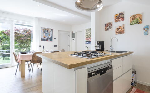 Villa D: Køkken, Køkken Apparat, Countertop, Større Bandage, Gulvbelægning, Indretning, Komfur, Træ, Cabinetry, Komfur