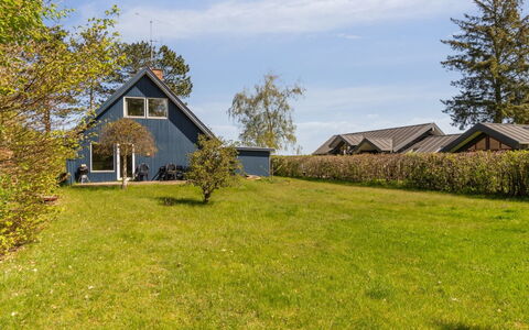 Naina - 200M from the Sea: Blå, Busk, Sommerhus, Bunddække, Have, Estate, Skygge, Landscaping, Stuehus, Eco Hotel