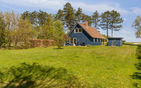 Naina - 200M from the Sea: Blå, Busk, Sommerhus, Bunddække, Have, Estate, Skygge, Landscaping, Stuehus, Eco Hotel
