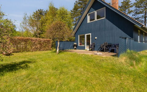 Naina - 200M from the Sea: Blå, Busk, Sommerhus, Bunddække, Have, Estate, Skygge, Landscaping, Stuehus, Eco Hotel
