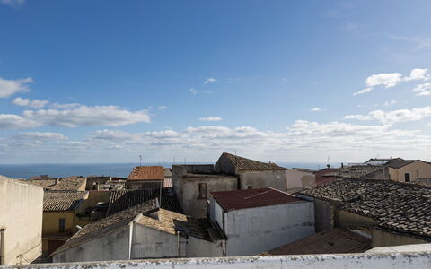 Centro: Himmel, Blå, Daytime, Tag, Boligområde, Horisont, Sky, Menneskelig Bosættelse, Forstad, Cumulus