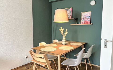 Apartment Magdalena: Møbel, Indretning, Gulvbelægning, Træ, Stol, Etage, Bord, Køkken & Spisebord, Værelse, Spisestue