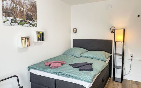 Der Kleine Kranich: Møbel, Soveværelse, Seng, Indretning, Gulvbelægning, Sengetøj, Sengetøj, Etage, Værelse, Bed Frame