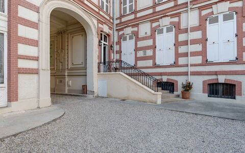 L'Hôtel de Paris: Dør, Molding, Home Dør, Symmetry, Dagslys, Altan