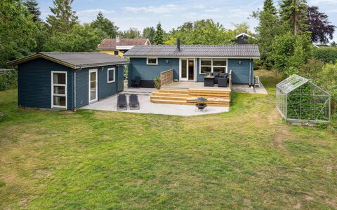 Esme - 225M to the Fjord: Blå, Busk, Sommerhus, Bunddække, Have, Estate, Skygge, Landscaping, Stuehus, Eco Hotel