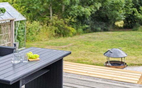 Esme - 225M to the Fjord: Blå, Busk, Sommerhus, Bunddække, Have, Estate, Skygge, Landscaping, Stuehus, Eco Hotel