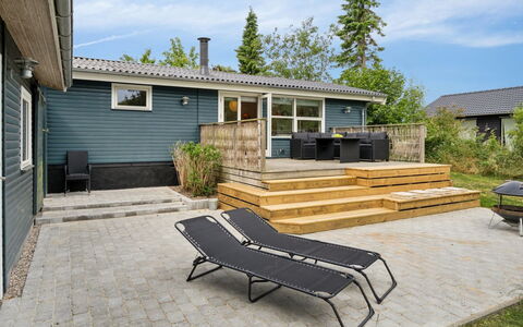 Esme - 225M to the Fjord: Blå, Busk, Sommerhus, Bunddække, Have, Estate, Skygge, Landscaping, Stuehus, Eco Hotel