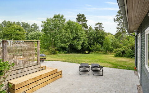 Esme - 225M to the Fjord: Blå, Busk, Sommerhus, Bunddække, Have, Estate, Skygge, Landscaping, Stuehus, Eco Hotel