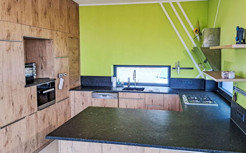 Villa Techelsberg: Gulvbelægning, Træ, Indretning, Etage, Countertop, Køkken, Møbel, Loft, Cabinetry, Værelse