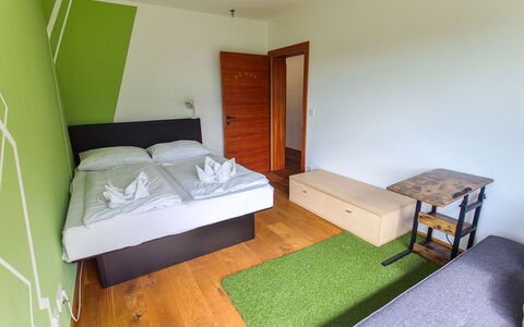 Villa Techelsberg: Træ, Gulvbelægning, Etage, Indretning, Møbel, Soveværelse, Seng, Bed Frame, Værelse, Loft