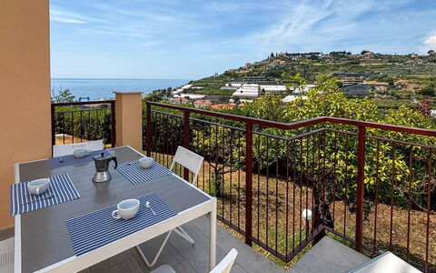 Sanremo 717: Møbel, Køkken & Spisebord, Stol, Etage, Hav, Altan, Ocean, Udvej, Eco Hotel, Spisestue