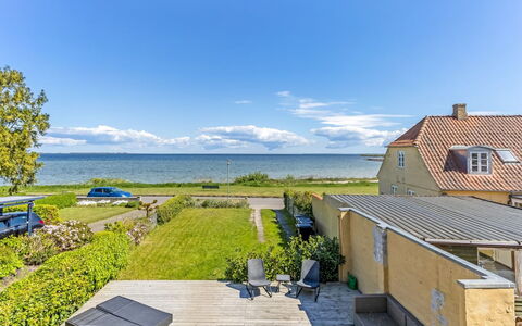 Ilze - 20M from the Sea: Tag, Hus, Hjem, Sommerhus, Dør, Sidespor, Dæk, Veranda, Planke, Hårdttræ