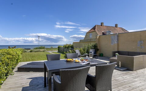 Ilze - 20M from the Sea: Tag, Hus, Hjem, Sommerhus, Dør, Sidespor, Dæk, Veranda, Planke, Hårdttræ