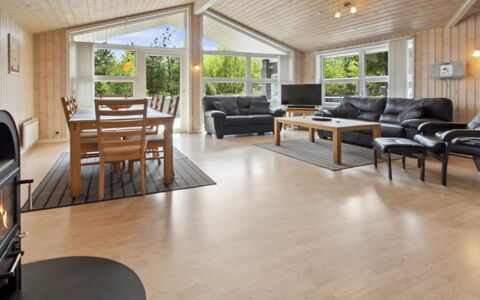 Kiowa - 4Km from the Sea: Træ, Loft, Couch, Indretning, Gulvbelægning, Stue, Etage, Møbel, Trægulve, Hjem
