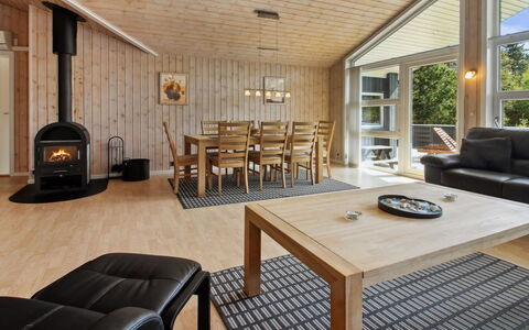 Kiowa - 4Km from the Sea: Gulvbelægning, Indretning, Møbel, Etage, Couch, Træ, Loft, Stue, Værelse, Trægulve