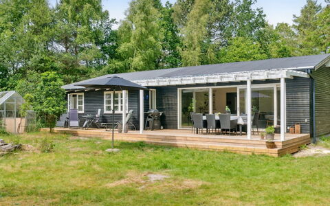 Fridborg - 425M from the Sea: Vegetationen, Busk, Forår, Sommerhus, Have, Skygge, Backyard, Gård, Stol
