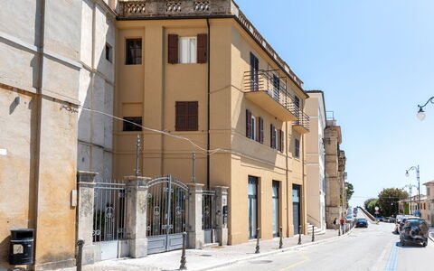 Operapartment: Lejlighed, Kompositmateriale, Urban Design, Dør, Beton, Ejerlejlighed, Altan