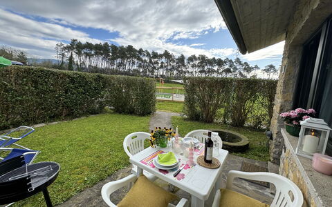 Green Hills 13: Busk, Have, Bunddække, Lawn, Landscaping, Gård, Hæk, Backyard, Udendørs Møbler, Udendørs Bord