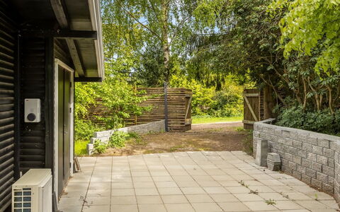 Afke - 660M from the Sea: Have, Bunddække, Skygge, Backyard, Beton, Walkway, Flise, Landscaping, Gård, Garden Bygninger