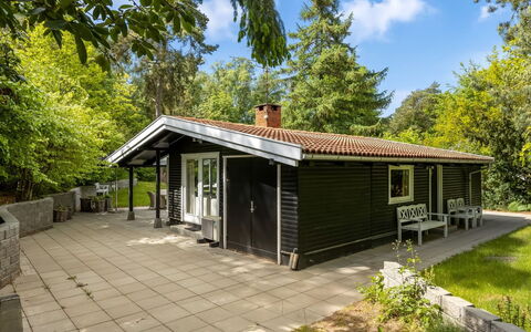 Afke - 660M from the Sea: Bygning, Hus, Vindue, Hjem, Tag, Boligområde, Busk, Sommerhus, Land Lot