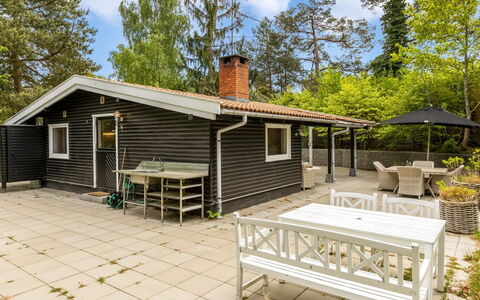 Afke - 660M from the Sea: Bygning, Hus, Vindue, Hjem, Tag, Boligområde, Busk, Sommerhus, Land Lot