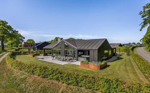 Goesta - 250M from the Sea: Estate, Skygge, Indkørsel, Stuehus