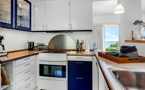 Tobias - 45M to the Fjord: Køkken, Indretning, Gulvbelægning, Køkken Apparat, Countertop, Møbel, Træ, Cabinetry, Større Bandage, Etage