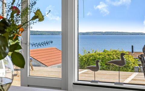 Tobias - 45M to the Fjord: Blomsterkrukke, Hav, Glas, Kyst, Skygge, Udendørs Møbler, Ocean, Eco Hotel, Stueplante, Altan