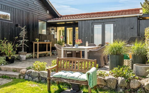 Tobias - 45M to the Fjord: Hus, Busk, Sommerhus, Dør, Have, Blomsterkrukke, Hjem, Land Lot, Bunddække