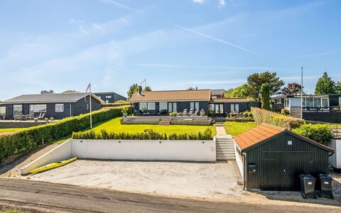 Tobias - 45M to the Fjord: Bygning, Tag, Boligområde, Hus, Hjem, Arkitektur, Land Lot, Menneskelig Bosættelse, Estate, Forstad