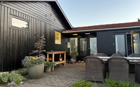 Tobias - 45M to the Fjord: Træ, Dør, Hus, Hjem, Blomsterkrukke, Sidespor, Sommerhus, Gård, Stueplante, Have