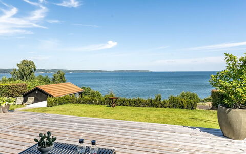 Tobias - 45M to the Fjord: Hus, Hjem, Dør, Tag, Sommerhus, Estate, Have, Skygge, Sidespor, Gård