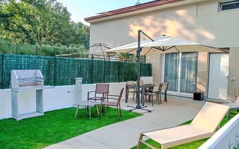 Suite Garden 31: Have, Udendørs Møbler, Skygge, Backyard, Lawn, Landscaping, Stol, Gård, Kunstgræs, Paraply