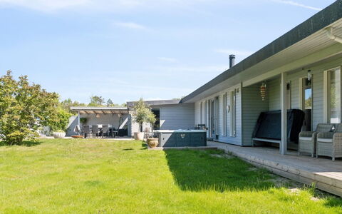 Bodulf - 300M from the Sea: Vegetationen, Busk, Forår, Sommerhus, Have, Skygge, Backyard, Gård, Stol