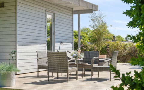 Bodulf - 300M from the Sea: Vegetationen, Busk, Forår, Sommerhus, Have, Skygge, Backyard, Gård, Stol