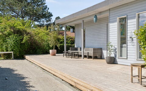 Bodulf - 300M from the Sea: Vegetationen, Busk, Forår, Sommerhus, Have, Skygge, Backyard, Gård, Stol