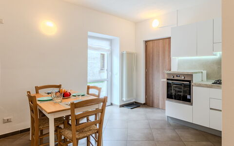 Tre Laghi: Gulvbelægning, Indretning, Etage, Møbel, Træ, Loft, Countertop, Større Bandage, Værelse, Køkken