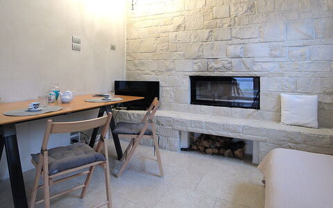 Design Loft, Romantic Retreat, Feltre: Væg, Møbel, Gulvbelægning, Indretning, Etage, Stenmur, Loft, Værelse, Stue, Stol
