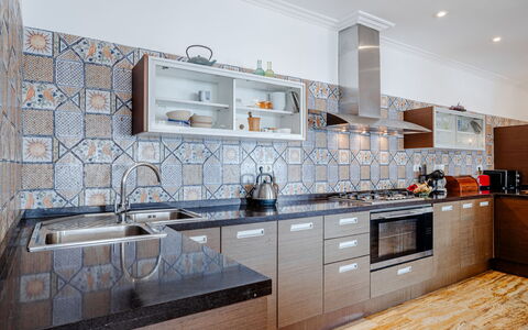 Casela: Køkken, Gulvbelægning, Countertop, Indretning, Køkken Apparat, Etage, Cabinetry, Større Bandage, Flise, Tap