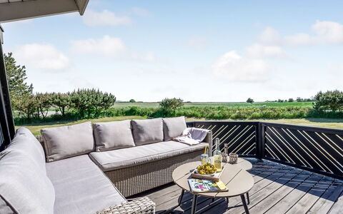 Ama - 250M from the Sea: Træ, Hjem, Veranda, Dæk, Hårdttræ, Tag, Bejdse, Trægulve, Eco Hotel