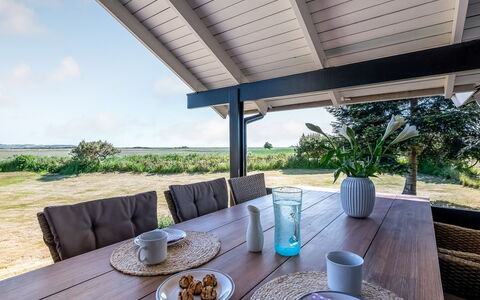 Ama - 250M from the Sea: Køkken, Countertop, Køkken Apparat, Gulvbelægning, Cabinetry, Indretning, Større Bandage, Etage, Hjem, Møbel
