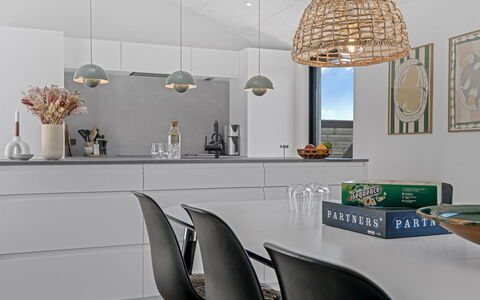 Petri - 1Km from the Sea: Indretning, Lysarmatur, Loft, Møbel, Gulvbelægning, Lysekrone, Køkken, Belysning, Etage, Countertop